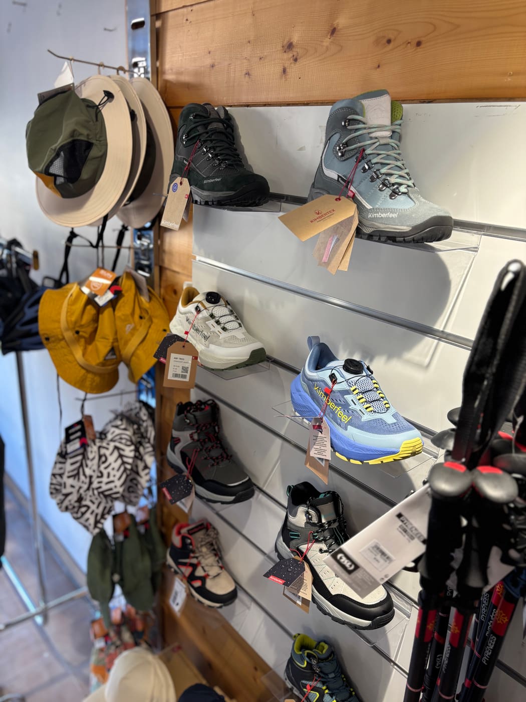 Mur de chaussures de randonnée en vente