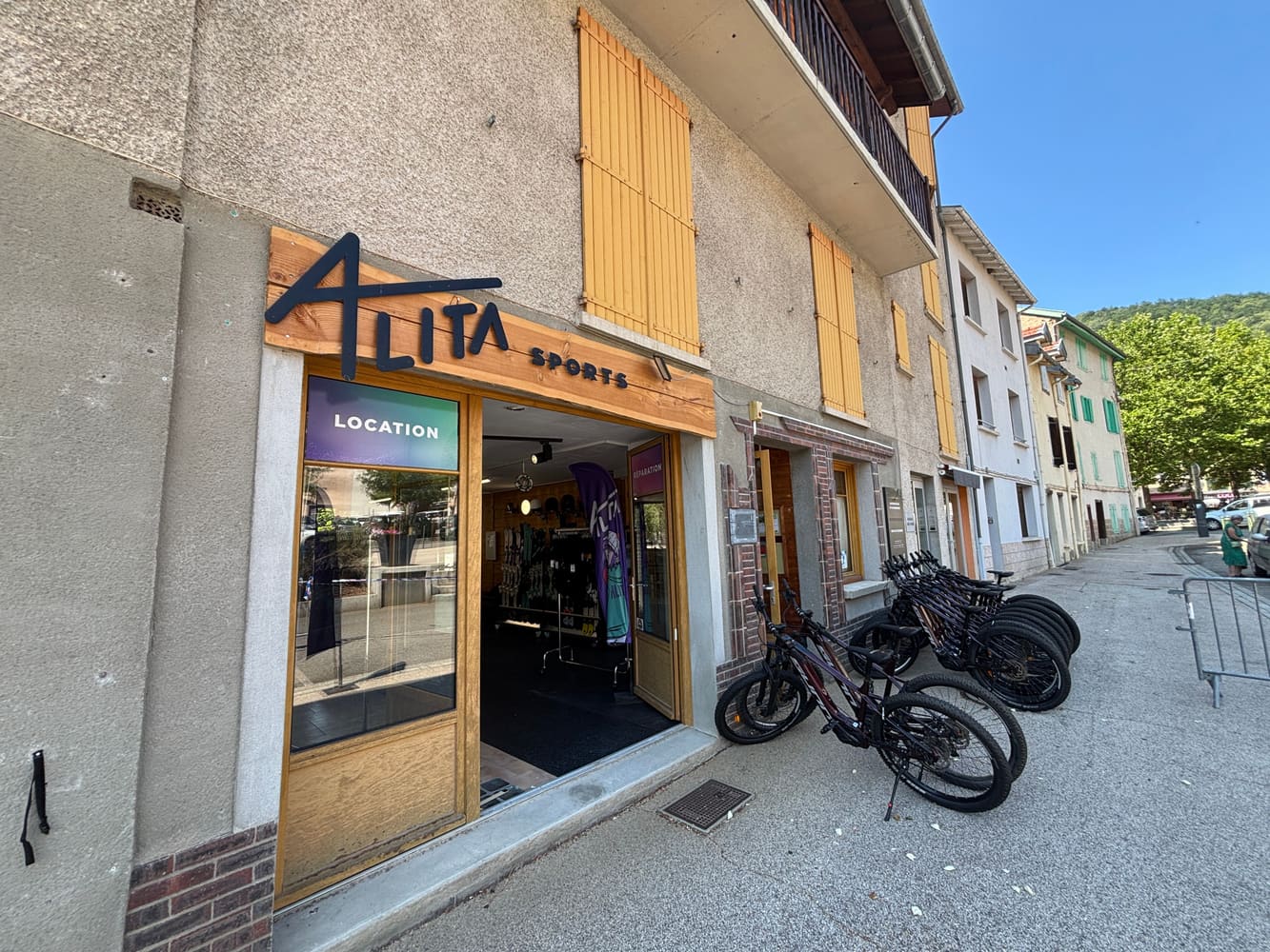 Devanture d'Alita Sports à Ax-les-Thermes en été
