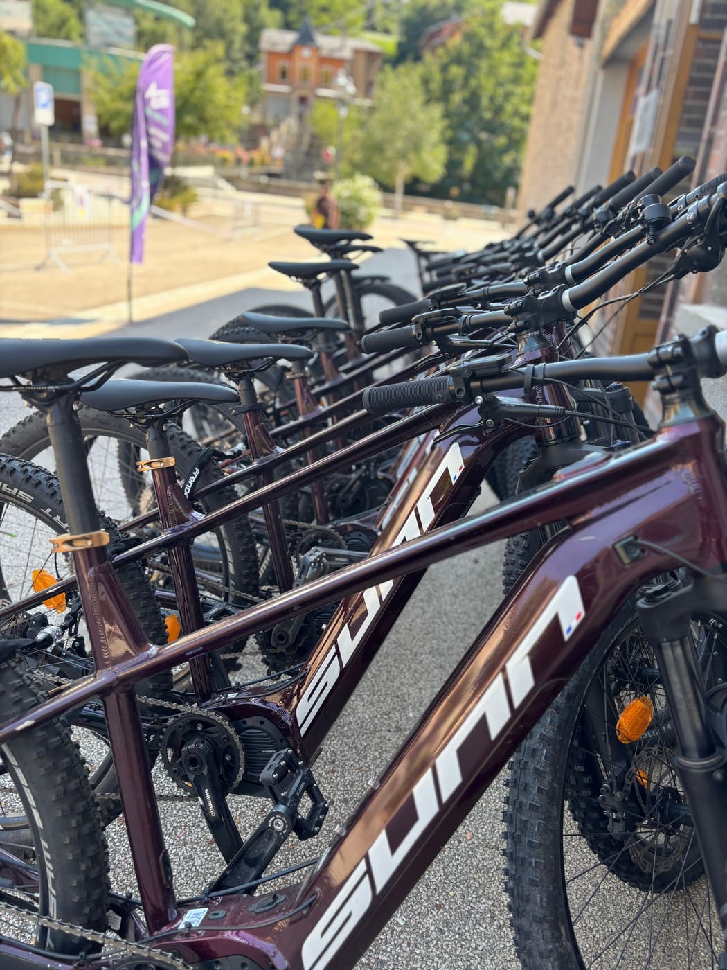 VTT électriques garés devant le magasin