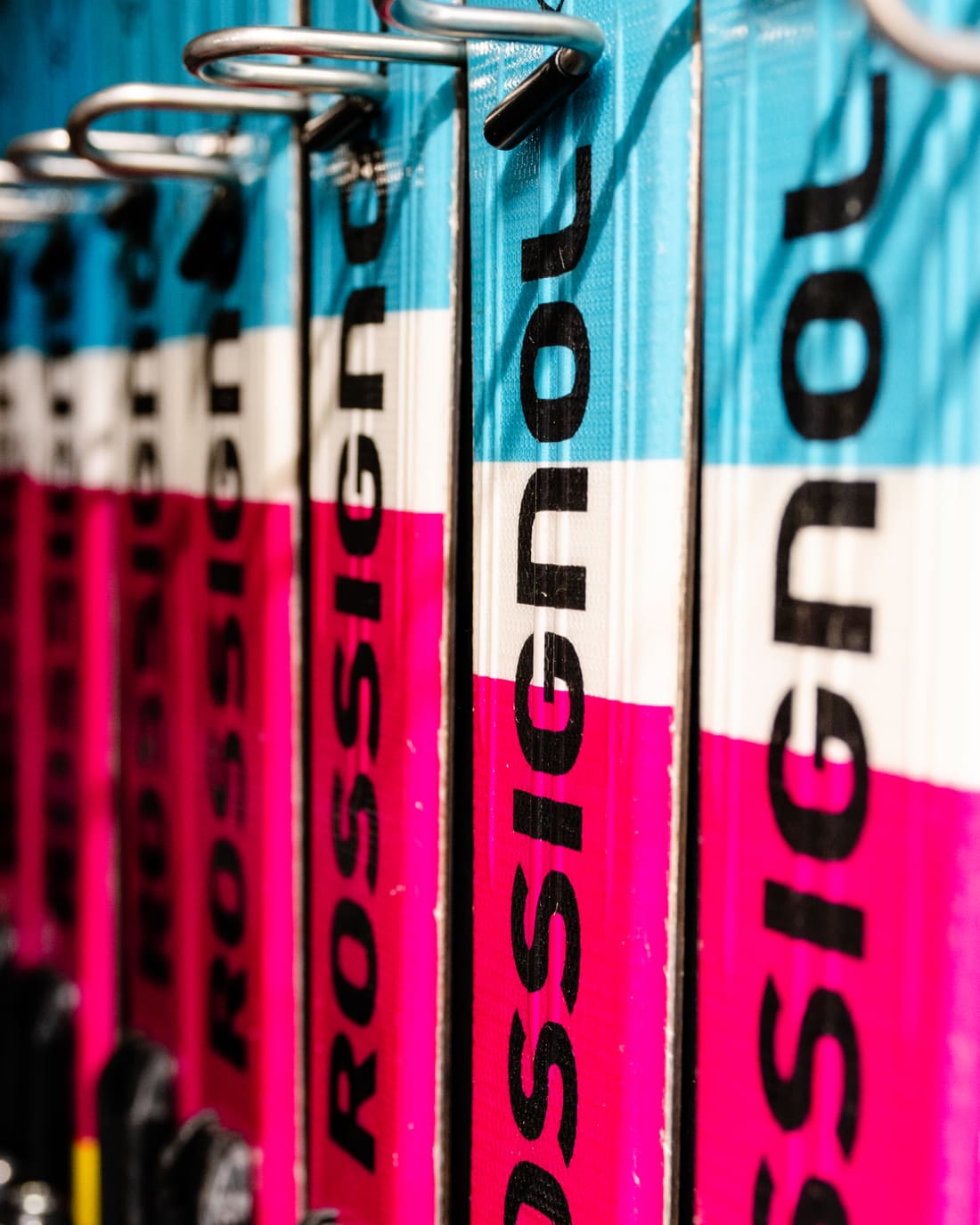 Skis de location aux couleurs vives