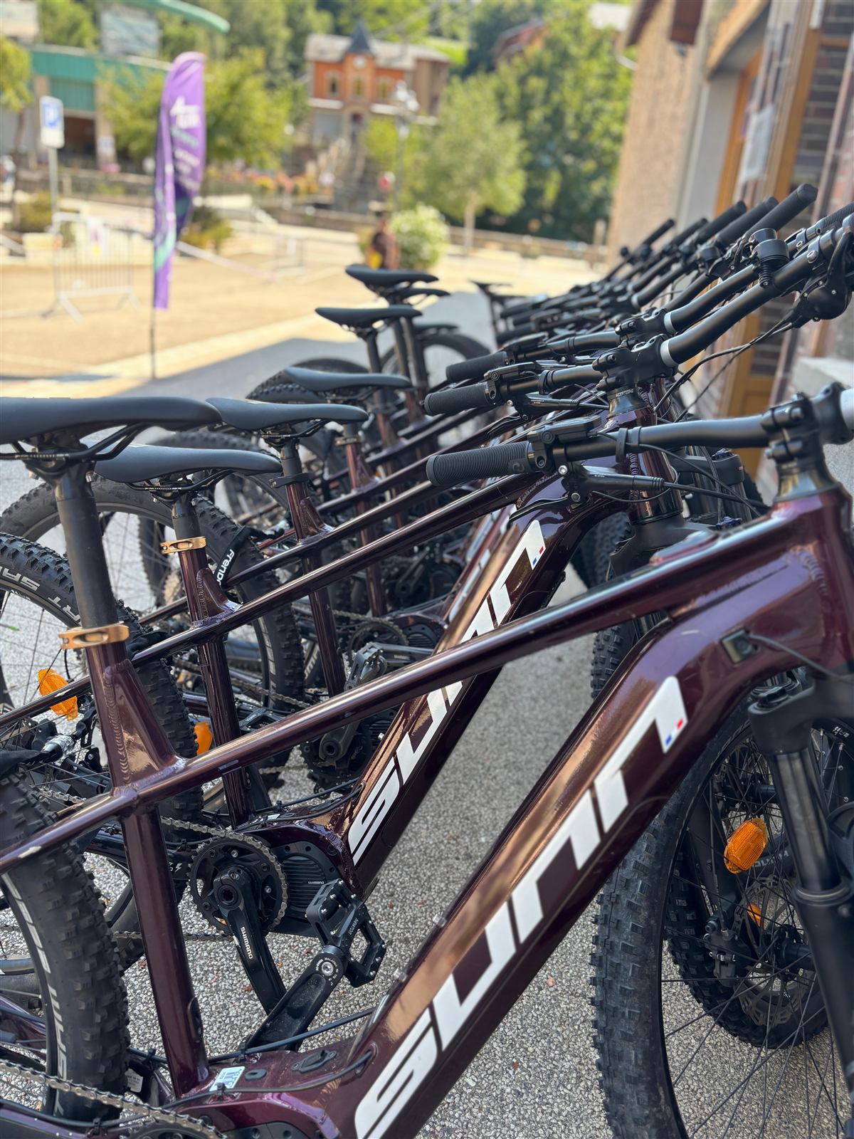 VTT électriques garés devant Alita Sports, au cœur d'Ax-les-Thermes