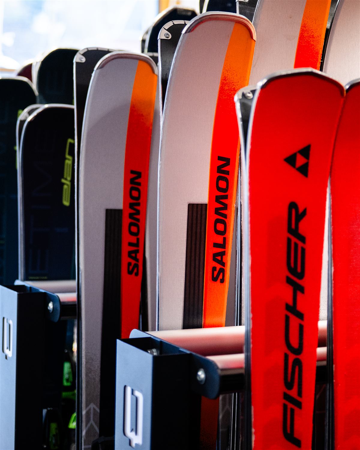 Mur de skis Salomon et Fischer disponibles à la location chez Alita Sports
